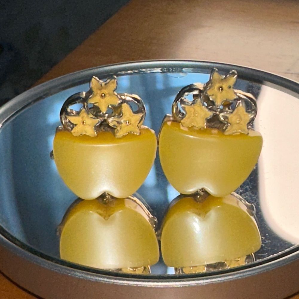 Vintage Gold Tone Yellow Thermoset &‎ Enamel Painted Flowers Clip-On Earrings